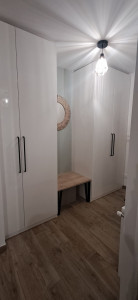 Photo de galerie - Montage meubles ikéa PAX + mise en place poignées 
peinture 
installation banc d'entrée sur pieds le tout fixé mur/meubles 
luminaire et miroir 