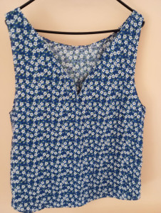 Photo de galerie - Petit haut en T38 avec une chute de tissus en coton vendre 5€