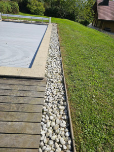 Photo de galerie - Suite du désherbage autour de la piscine.