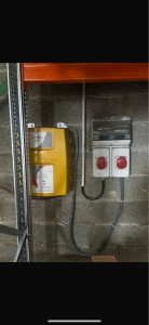 Photo de galerie - Installation d’un tableau + prise 400V et d’un chargeur de gerbeur dans un local de stockage