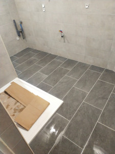 Photo de galerie - Réalisation d'une salle de bain en un week-end tout seul 
sol et mur 
