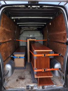Photo de galerie - Transport de mobilier sécurisé avec soin. Meubles protégés et sanglés dans l’utilitaire afin d’éviter les chocs et les mouvements pendant le trajet. Chargement réalisé avec précaution pour une livraison en toute sécurité.