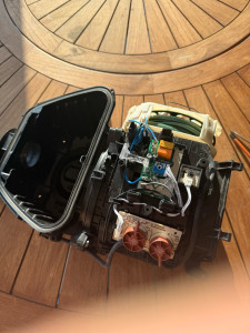 Photo de galerie - Aspirateur qui démarre normalement mais qui se coupe aussitôt : remplacement de la carte de commande 