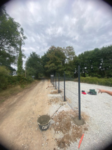 Photo de galerie - Terrassement pose de clôture rigide 