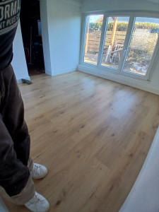 Photo de galerie - Pose de parquet flottant +plinthes