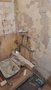 Photo de galerie - Travaux salle de bain bac à douche ( faïence etc) + plomberie avant
