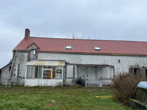 Photo de galerie - Ancienne Toiture, en tuiles de pays que nous avons refait en tuiles double roman l’est chevrons en été changer et nous avons fait la création de 2 velux