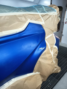 Photo de galerie - Travaux réalisés : portes arrière gauche, pare choc arrière et male sur bleu métallisé 