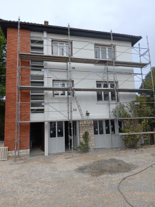 Photo de galerie - Rénovation et mise en peinture de façade extérieure avec préparation des surfaces et finitions de qualité.