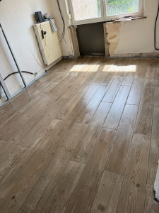 Photo de galerie - Pose carrelage 1,20m x 0,20cm effet parquet 