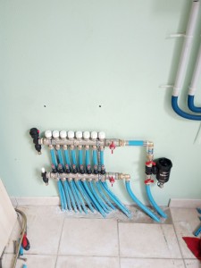 Photo de galerie - Pose de nouveau collecteurs plancher chauffant et pot à boue.(ancien étaient bouchés par les boues).
et désembouage installation 