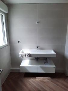 Photo de galerie - Pose d un carrelage en 30x90 cm dans une salle de bain