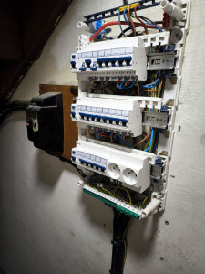 Photo de galerie - Installation de ce tableau électrique dans une vieille maison 