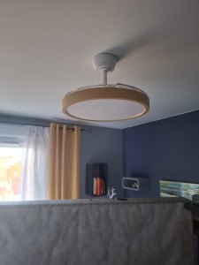 Photo de galerie - Installation d’un lustre ventilateur de la marque Create. 