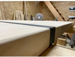 Photo de galerie - Plateau de bar massif 60cm / 4m bois et métal