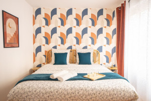 Photo de galerie - Pose de papier peint à motifs géométriques avec raccords parfaits - Réalisation chambre à coucher à Reims (51) - Finition soignée et pose sans bulle