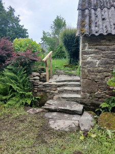 Photo de galerie - Réalisation d'un escalier en ardoise et pierre