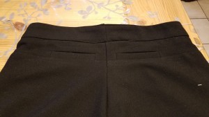 Photo de galerie - Rétrécissement en largeur au niveau de la  couture centrale du pantalon femme. 
