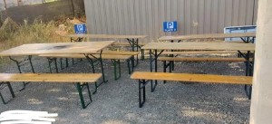 Photo de galerie - Tables chaises bancs 