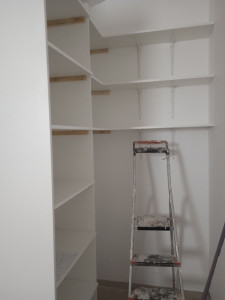 Photo de galerie - Penderie angle suite parentale, moi j'aurais mis équerres inversées plutôt que tasseaux, plus discret, mais demande client, donc...
