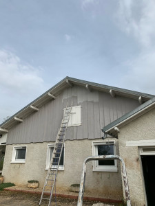 Photo de galerie - Rénovation bardage bois avec ponçage à blanc et remise en peinture de couche