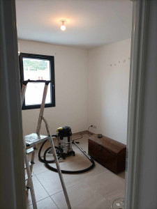 Photo de galerie - Rebouchage et ponçage avant préparation de la pièce pour peindre 