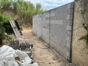 Photo de galerie - Reconstruction d’un mur de clôture avec petite arrase .