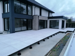 Photo de galerie - Installation d'une terrasse sur plots 