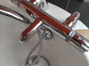 Photo de galerie - Suppression du calcaire et diverses taches sur douche, évier, et lavabo