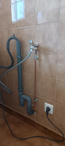 Photo de galerie - Création et raccordement d'une alimentation en cuivre pour électroménager, avec pose des fixations murales et raccordements sanitaires. Travail propre et durable