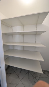 Photo de galerie - Installation d'étagères sur mesure sur crémaillère 