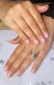 Photo de galerie - Gainage sur ongles naturels nude 