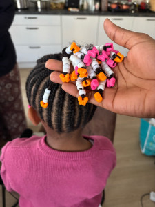 Photo de galerie - Coiffure enfant avec perles 