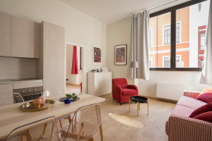 Photo de galerie - Salon propre, organisé et soigneusement préparé pour offrir aux voyageurs un espace confortable et accueillant.