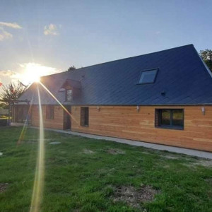 Photo de galerie - Toiture refaite a neuf avec une isolation par l'éxterieur en 200mm de laine de bois et un clin en douglas 