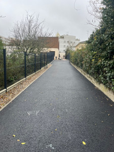 Photo de galerie - Clôture , bordure béton , mis en place des cailloux , allée en enrobé ( goudron )