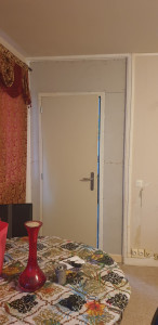 Photo de galerie - Installation cloison avec porte pour séparation chambres et salon 