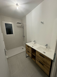 Photo de galerie - Pose d’un meuble lavabo double vasque avec raccordement plomberie & Robinetterie de douche 