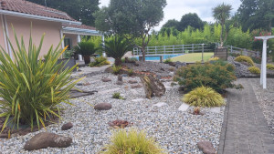 Photo de galerie - Aménagement extérieur, jardinière bois /béton, tondeuse, motoculteur 