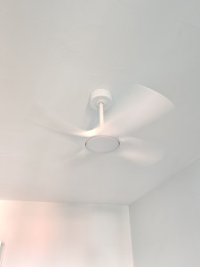 Photo de galerie - Réalisation et installation d'un ventilateur électrique et d'une lumière installée en respectant les normes en vigueur.