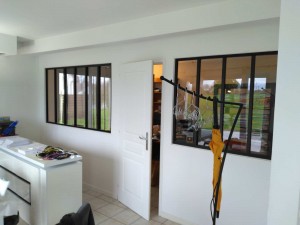 Photo de galerie - Création d'une cloison avec deux verrière en aluminium noir et une porte