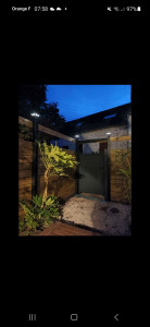 Photo de galerie - Palissade bois et portillon aluminium de nuit