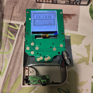 Photo de galerie - Changement de la platine écran sur un Game Boy.