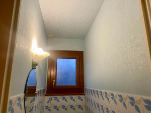 Photo de galerie - Pose d'un papier peint murs et plafonds