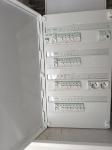 Photo de galerie - Remplacement de tableau électrique chez un particulier, symboles au lieu des marquages à la demande du client :) .