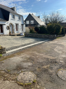 Photo de galerie - Réalisation du seuil , du terrassement, de la création du muret en pierre. 