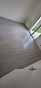 Photo de galerie - Réalisation d'un revêtement de sol. Pose de parquet et de plinthe.