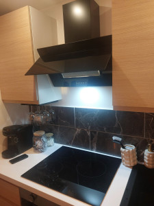 Photo de galerie - Remplacement d'une simple hotte en inox par une hotte en verre avec éclairage led.