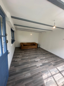 Photo de galerie - Transformation complète d'une maisonnette: sol, murs, plafond et menuiseries rénovés avec soin.