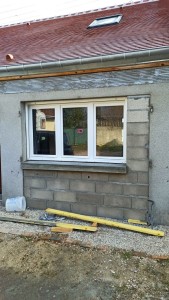 Photo de galerie - Monté un mur parpaing+ coulé un appui de fenêtre+ pose d'une fenêtre 3 ventaux :)